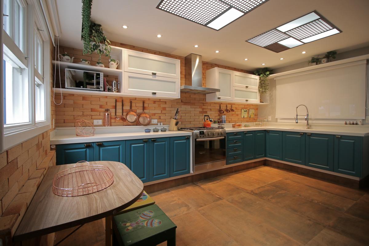 Cozinha com armários em azul