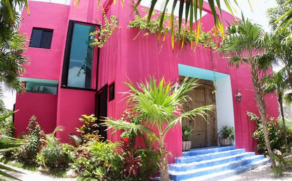 casa com fachada rosa pink