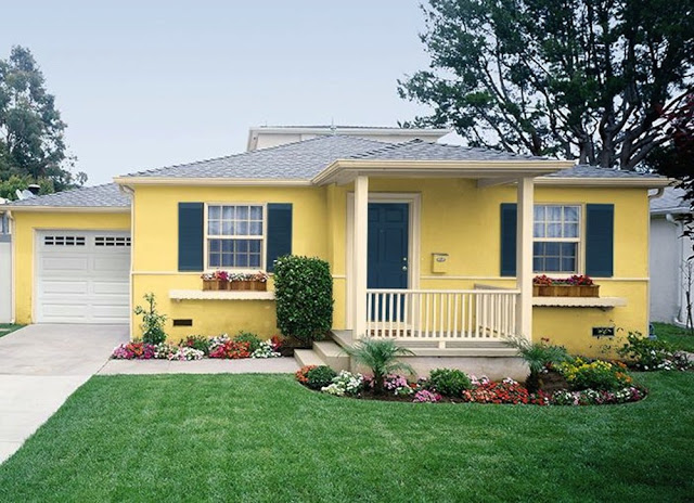 casa com fachada amarela e janela azul