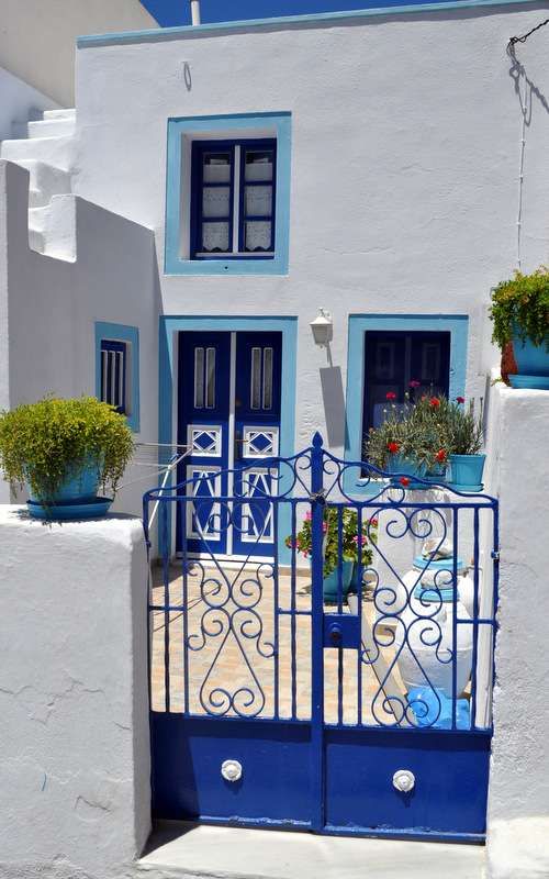 casa com fachada azul e branca antiga
