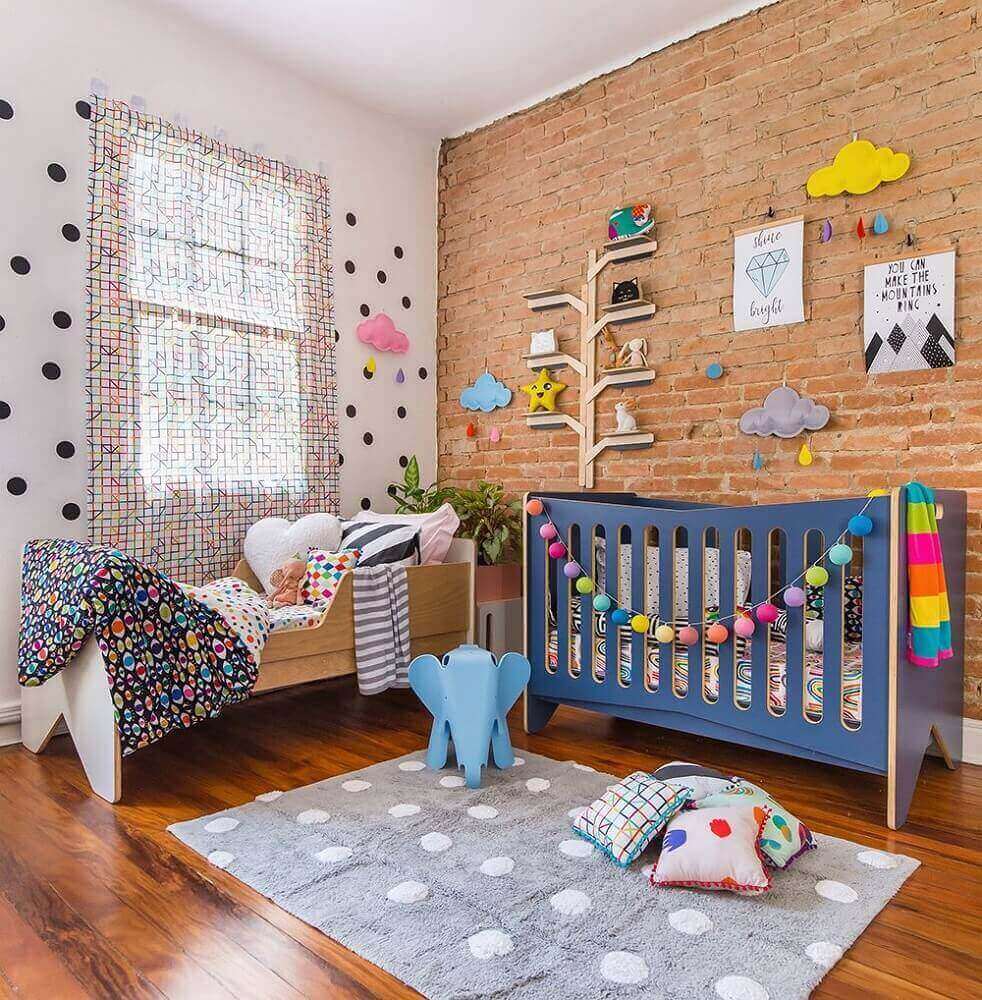 quarto de bebê moderno com parede de tijolo 