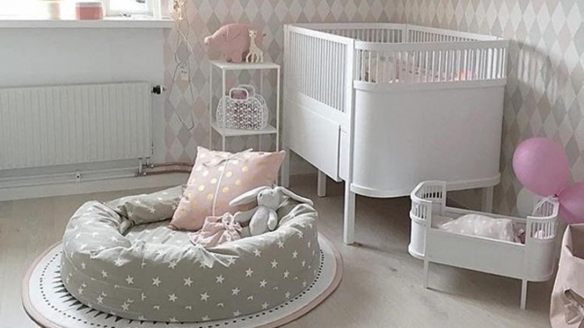 quarto de bebê com papel geométrico rosa e cinza