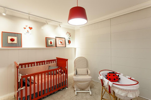 quarto de bebê menina vermelho e branco