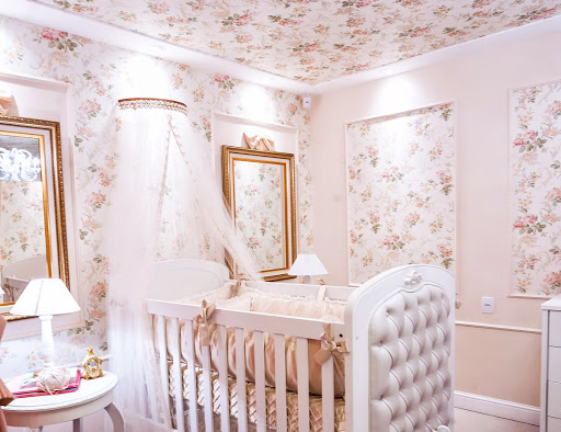 quarto de menina com papel de parede no teto floral