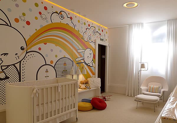 quarto de bebê com desenho na parede