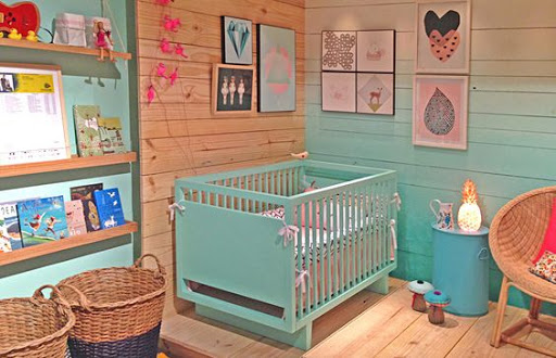 quarto de bebê menina azul tiffany e madeira