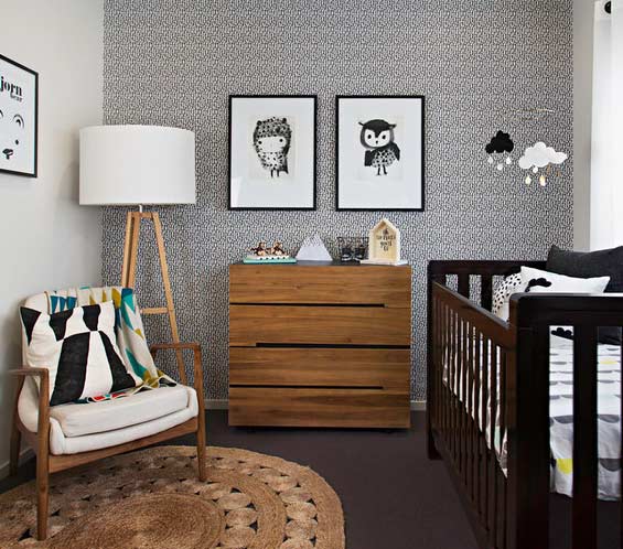 quarto de bebê com papel de parede preto e branco