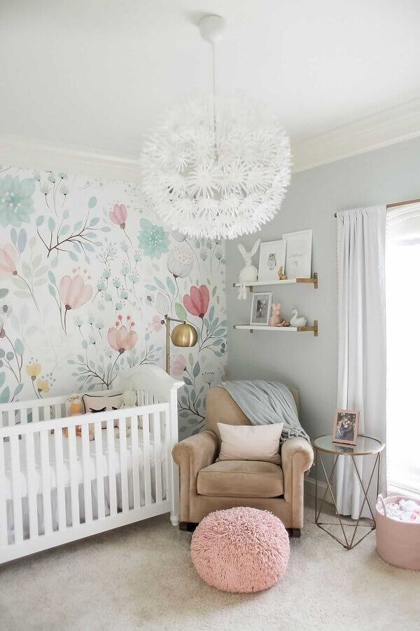 quarto de bebê com papel de parede floral 