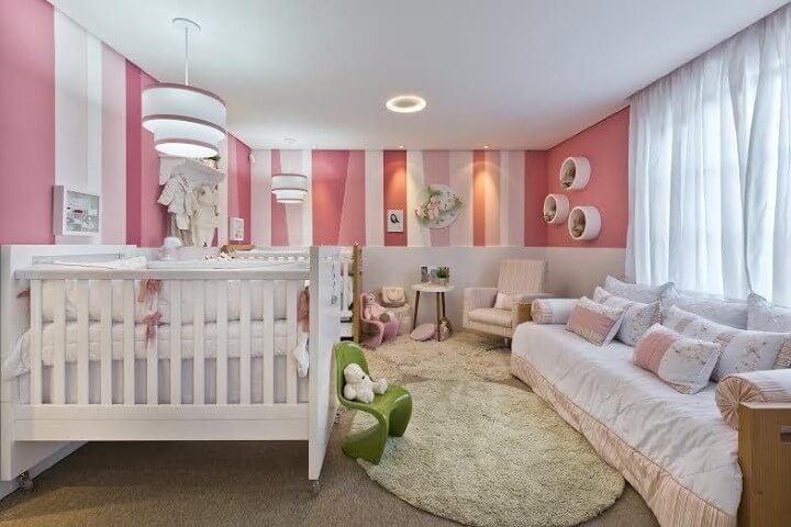 quarto de bebê listrado de rosa e branco