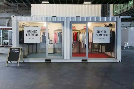 Lojas de roupas modernas com containers - COMPASS